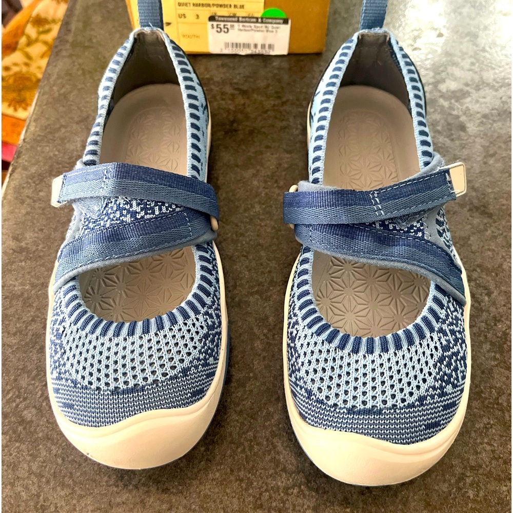 Keens kids shoes size 3 never worn